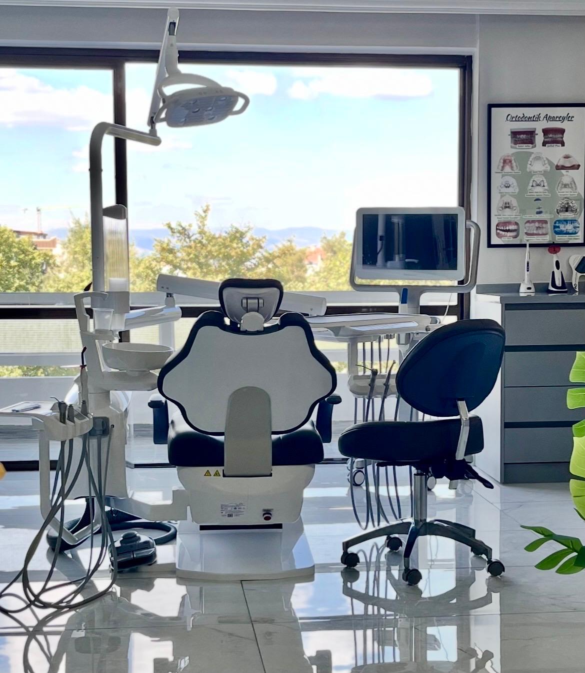 Manisa ortodonti kliniğinin tedavi odası ve diş ünitesi