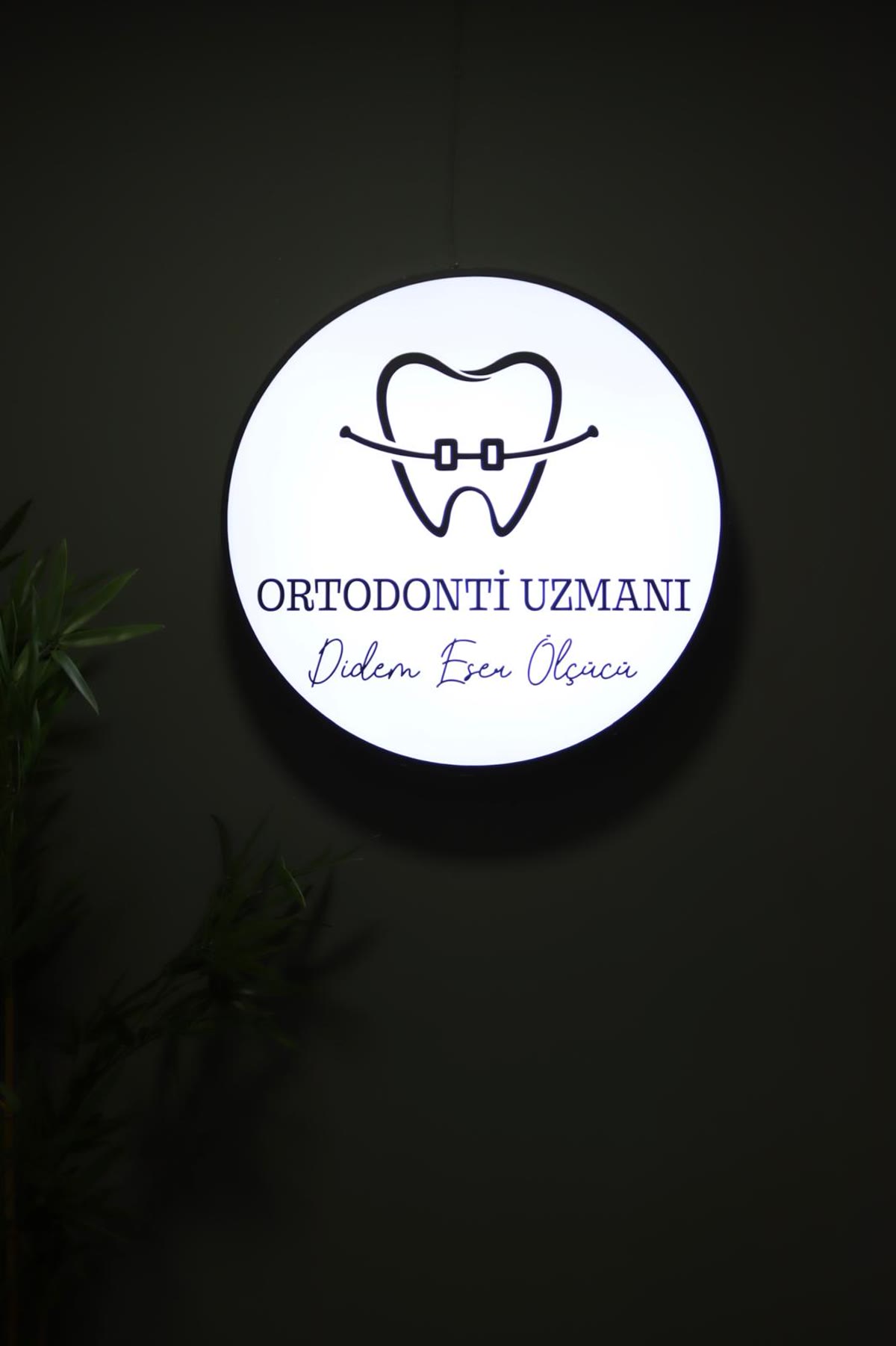 Ortodonti Uzmanı Didem Eser Ölçücü muayenehanesinin ışıklı klinik tabelası — Manisa