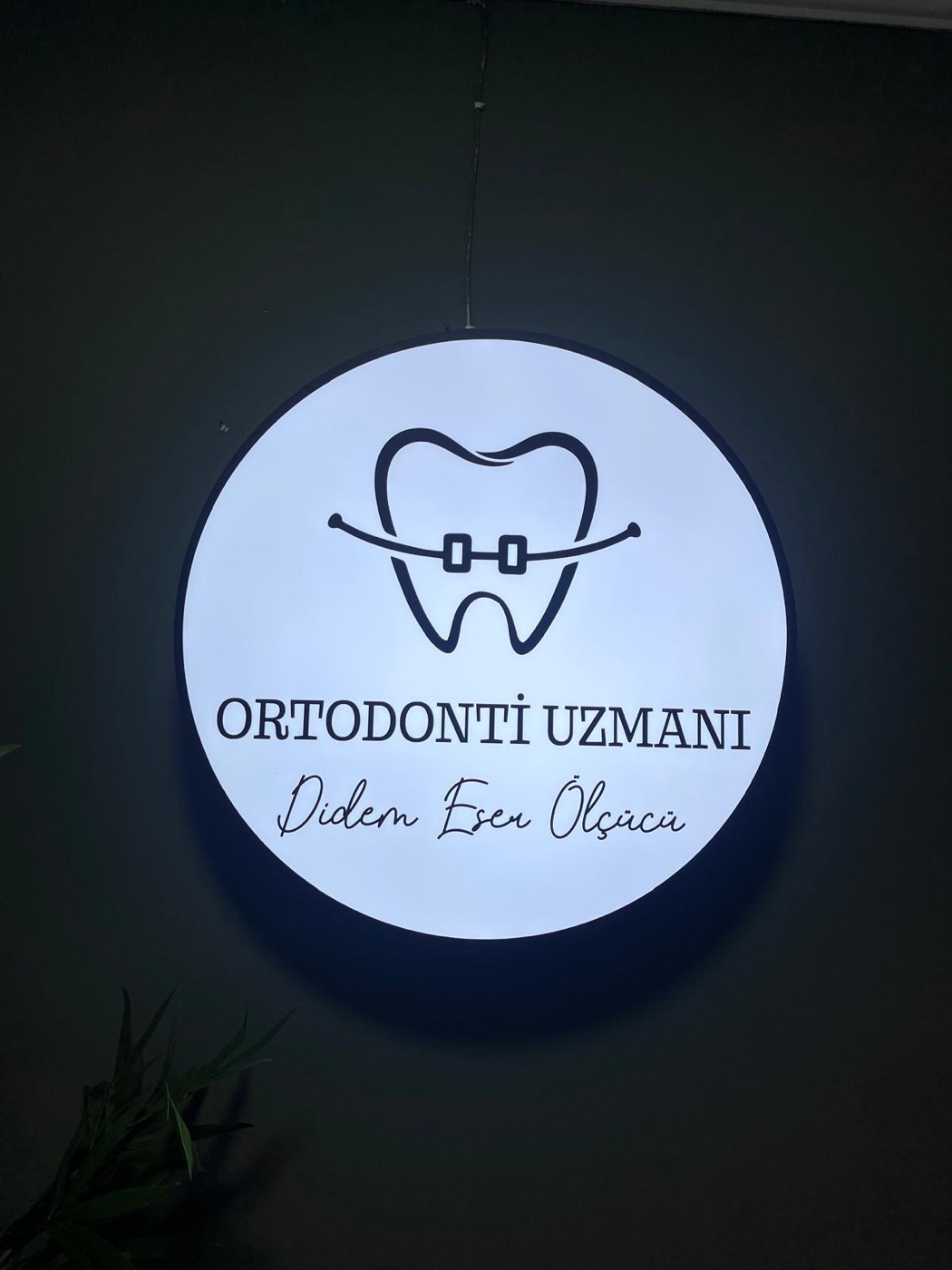 Ortodonti Uzmanı Didem Eser Ölçücü muayenehanesinin ışıklı klinik tabelası — Manisa